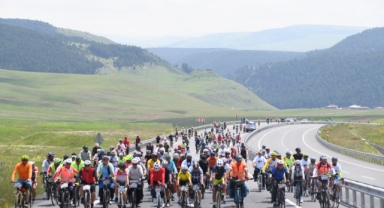Binlerce bisiklet tutkunu Ardahan'da pedal çevirdi