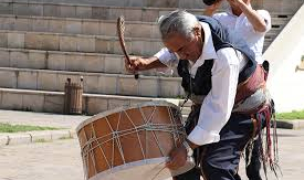 Tokmakların vurduğu davulların sesini duymayanlar..